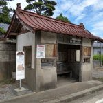 懐かしい広告がたくさんのバス停