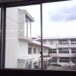 窓越し