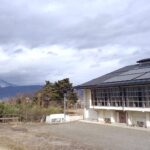 体育館、空、山の構図写真