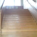 ２階に上る階段